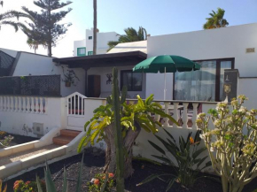 Bungalow Playa Bastian - Piscina climatizada - Wifi - Playa 1 min., Teguise